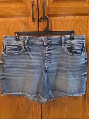Maurices Edgely Button-Front Light Blue Denim Women’s Shorts-Size 18